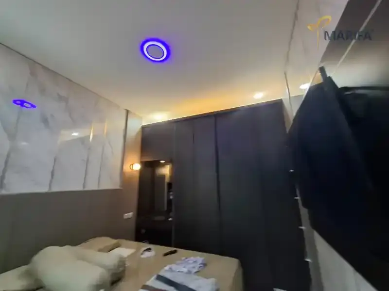 pekerja konstruksi sedang merenovasi interior rumah modern